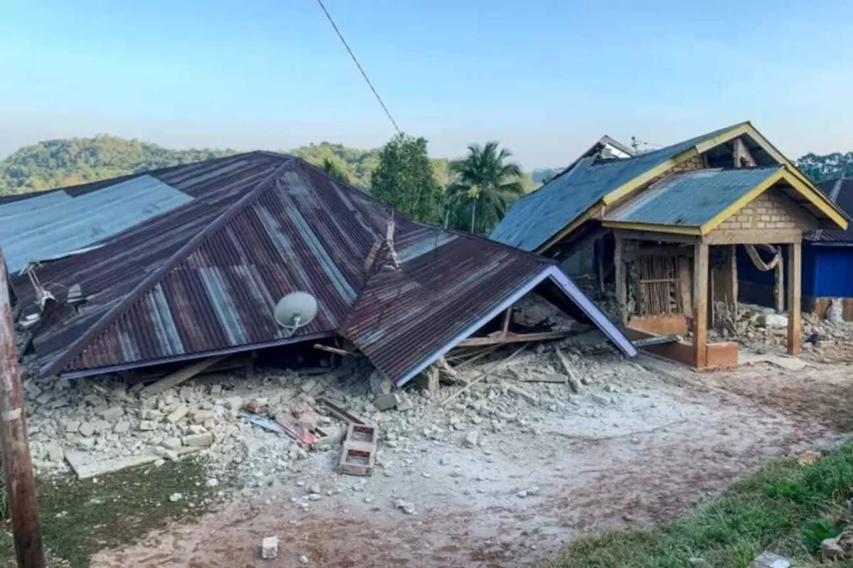 Rumah roboh akibat gempa Flores, Sabtu (15/8). 