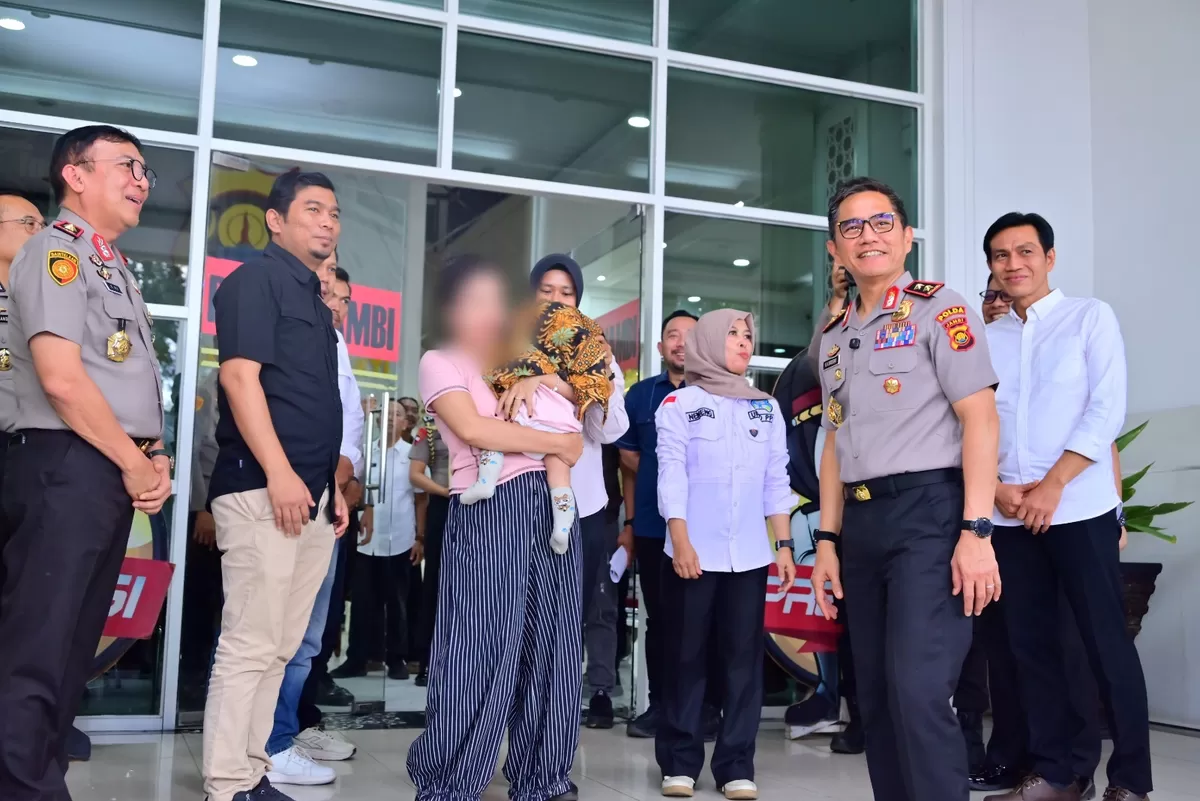 Kapolda Jambi Pimpin Konferensi Pers Dugaan TPPO dan Serahkan Kembali Bayi 8 Bulan kepada Ibu Kandung.(Sumber foto : Hms Polda Jambi) (Kapolda Jambi Pimpin Konferensi Pers Dugaan TPPO dan Serahkan Kembali Bayi 8 Bulan kepada Ibu Kandun)