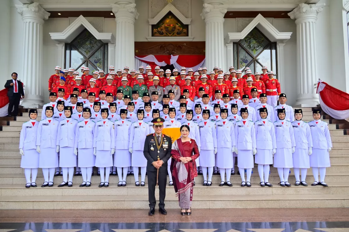 Kapolda Jambi Hadiri Upacara Pengibaran Duplikat Pusaka Bendera Merah Putih HUT ke-81 RI. (Doc. Hms Polda Jambi)