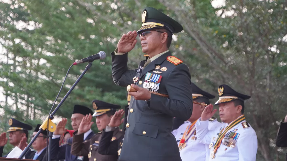 Danrem 042/Gapu Brigjen TNI Nyamin Pimpin Upacara Penurunan Bendera HUT ke-81 RI di Jambi. (Doc. Penrem 042/Gapu)