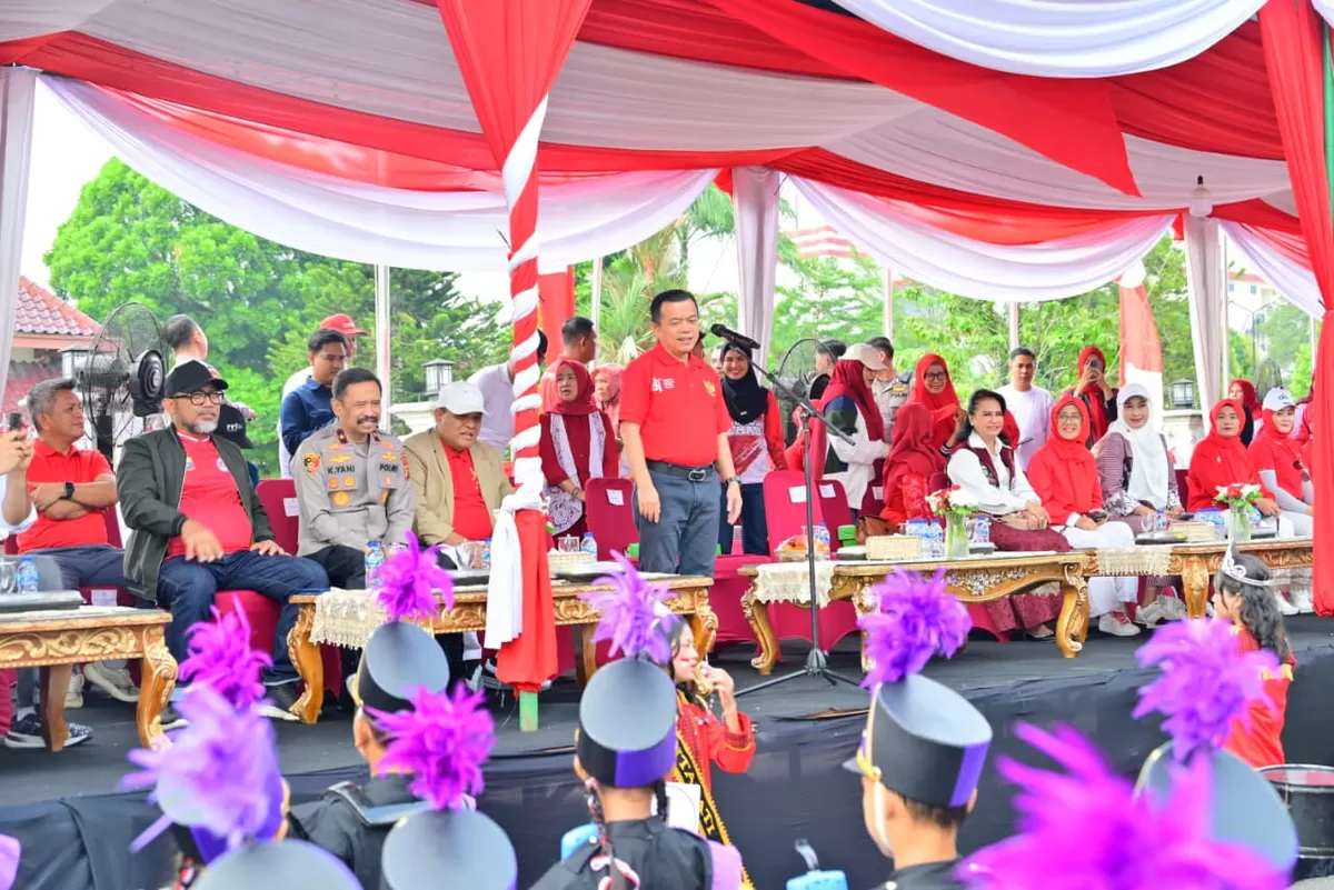 Wakapolda Jambi Saksikan Pawai Pembangunan dan Karnaval Kemerdekaan RI ke-81. (Doc. Hms Polda Jambi)