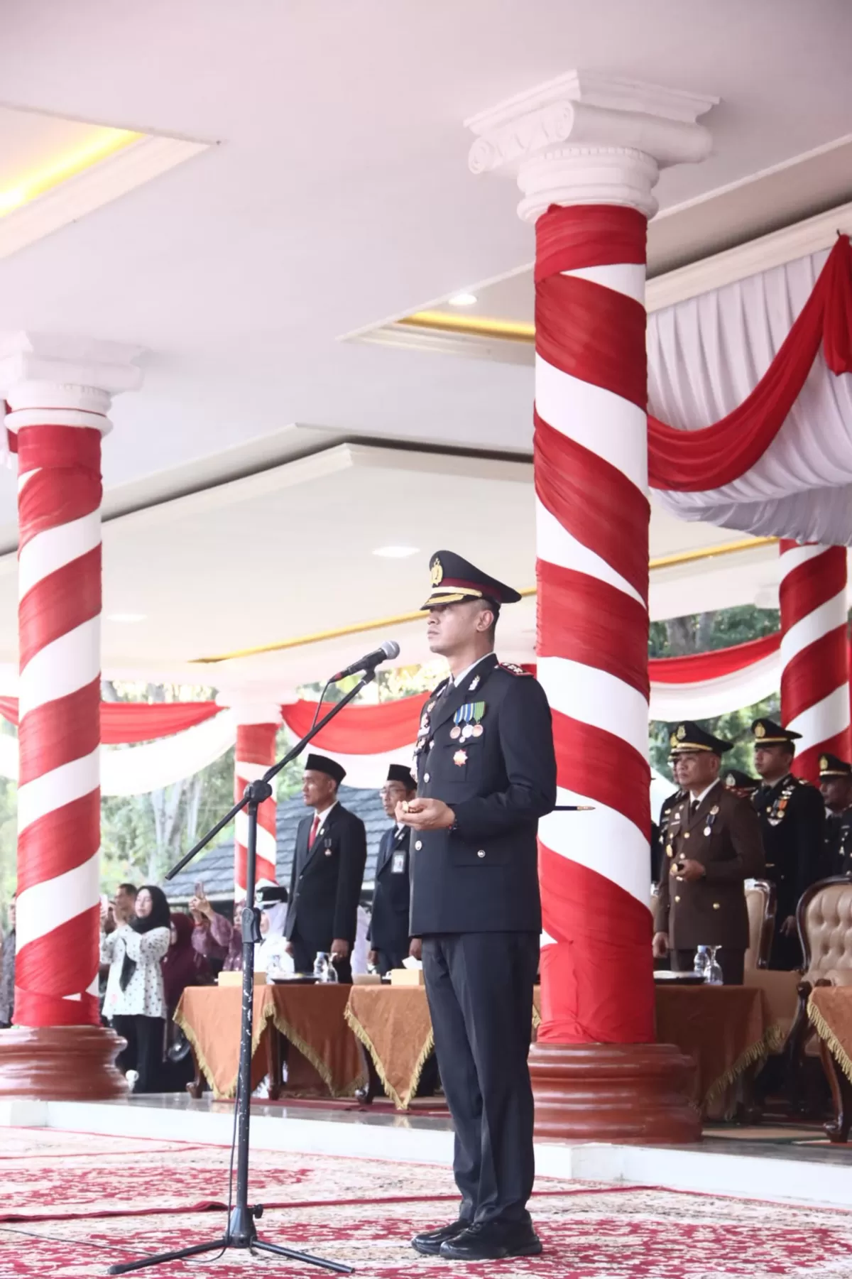 Kapolres Muaro Jambi Pimpin Upacara Penurunan Duplikat Bendera Pusaka HUT ke-81 RI. (Doc. Hms Polres Muaro Jambi)