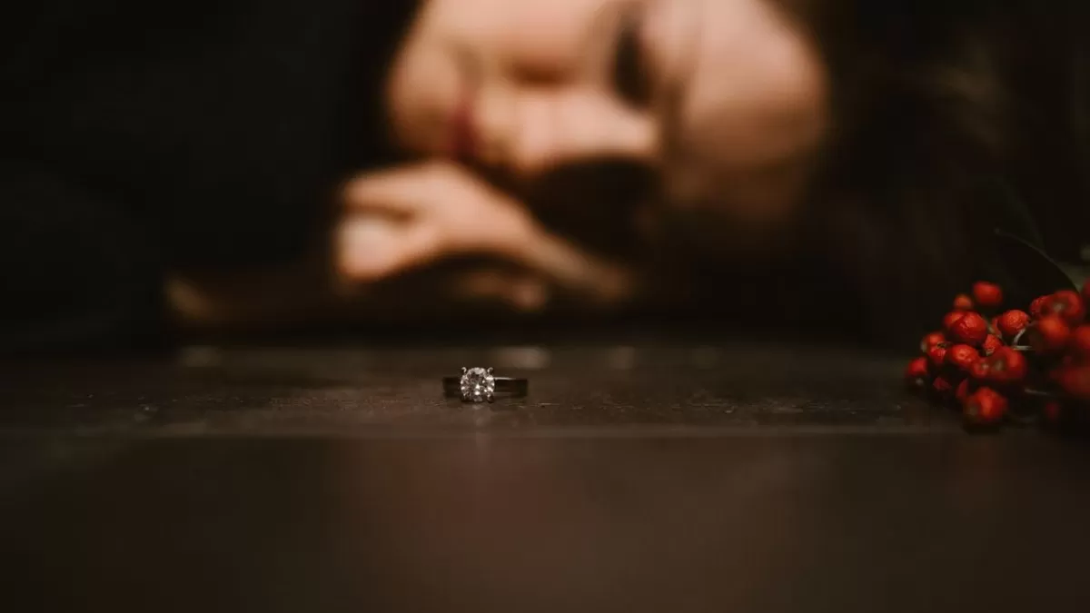 Ilustrasi perempuan memandangi cincin pernikahannya. (Pexels)
