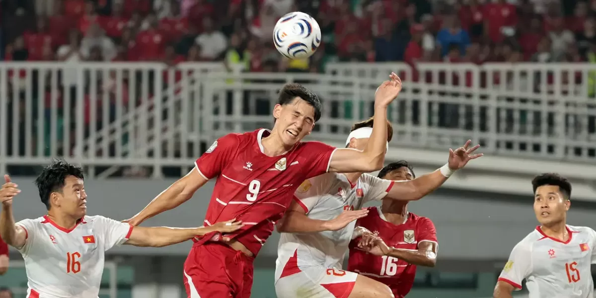 Penyerang Timnas Indonesia Mitchell Baker (9) berduel dengan pemain Vietnam pada laga Grup A Piala AFF 2026 di Stadion Pakansari, Bogor, Senin (3/8/2026). Indonesia kalah 0-3 dari Vietnam. (Foto by Kapanlagi.com/Budy Santoso)