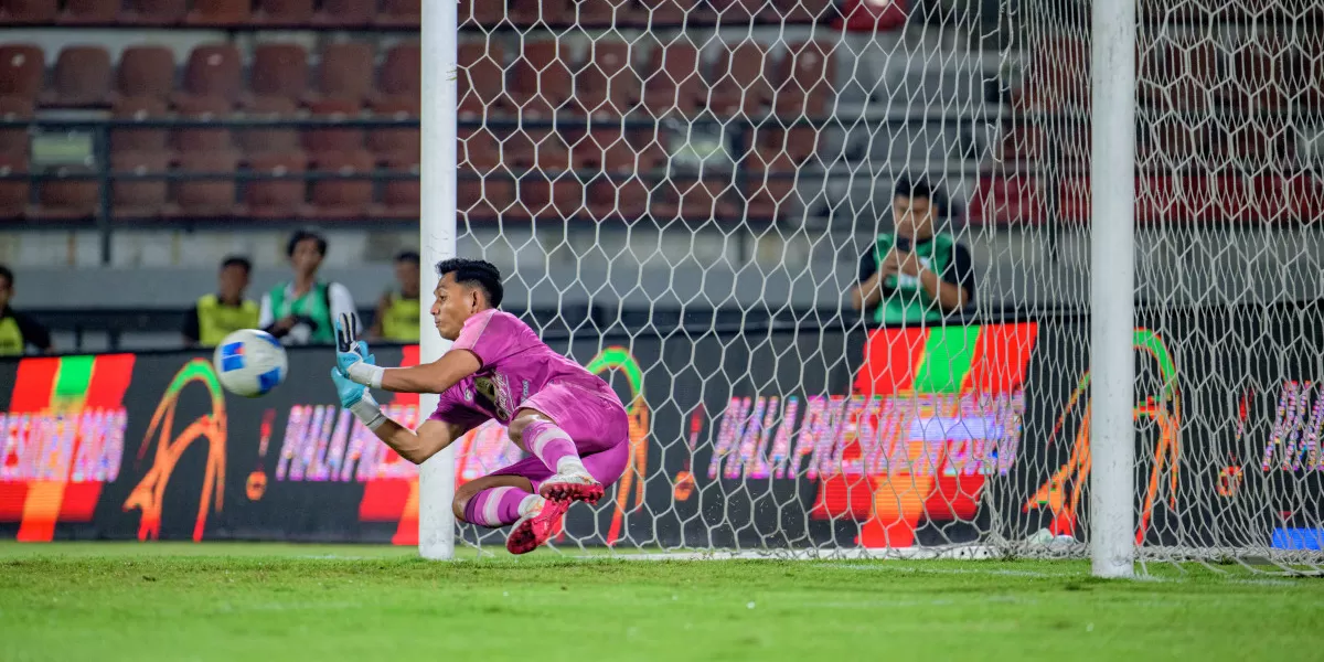 Kiper Persebaya Reza Arya saat menggagalkan penalti Persib di Final Piala Presiden 2026. (Foto by : Persebaya)