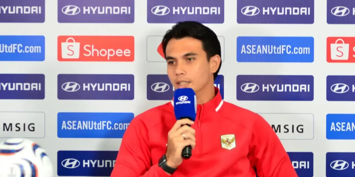Kiper Timnas Indonesia, Nadeo Argawinata, berada di bangku cadangan saat menghadapi Singapura. (Foto by : Bola.com/Nandang Permana)