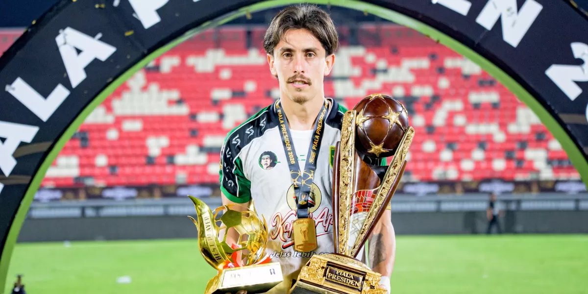 Francisco Rivera mengangkat trofi Pemain Terbaik dan Piala Presiden 2026. (Foto : Persebaya)