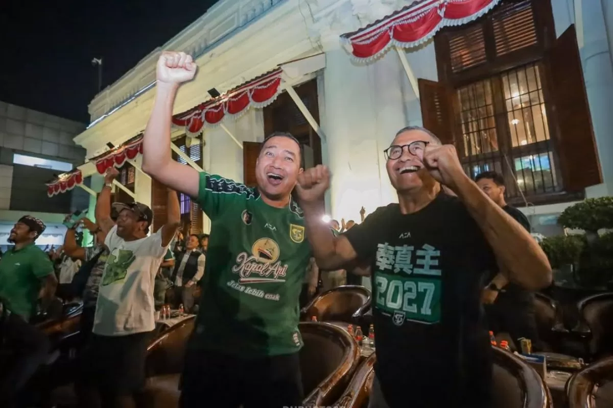 Ekspresi bahagia Dahlan Iskan merayakan kemenangan Persebaya di Mapolrestabes Surabaya, Kamis (6/8/2026).  (Foto: DNPHOTO27)