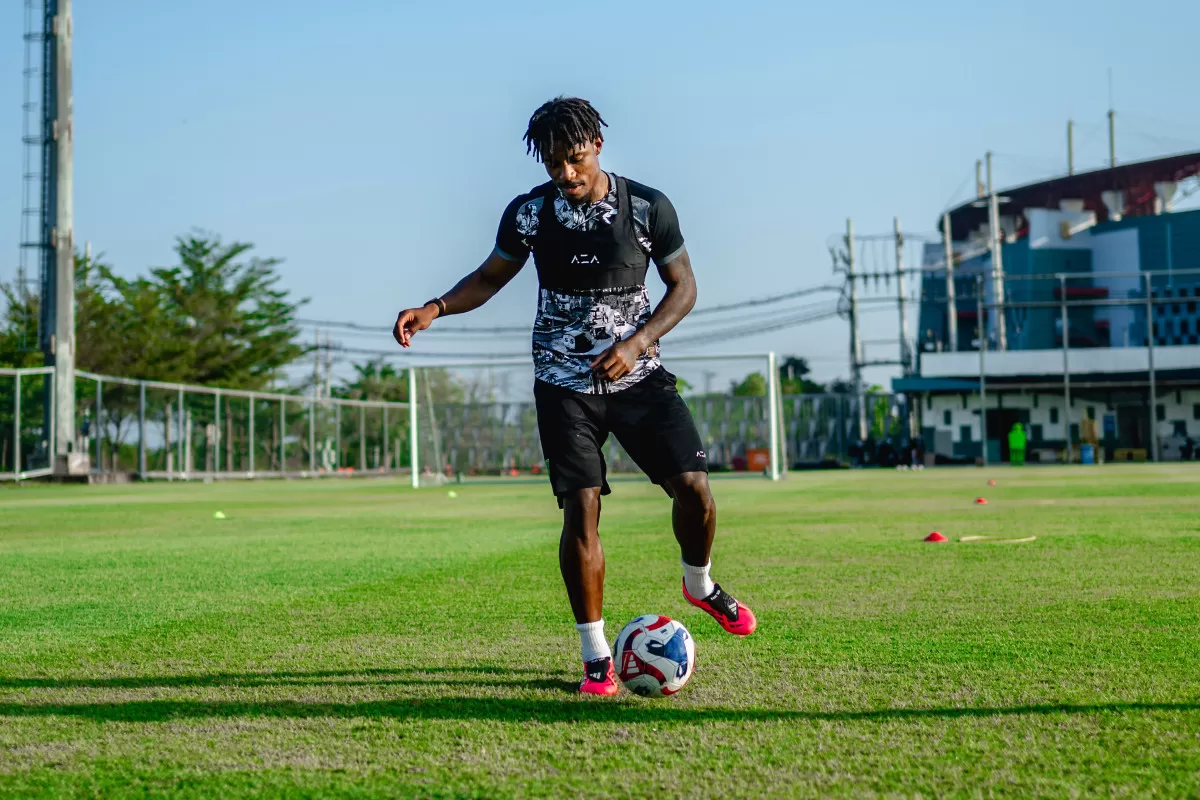 Gledson Paixao mengikuti latihan Persebaya di Lapangan C GBT, Rabu (12/8). (Foto : persebaya.id)