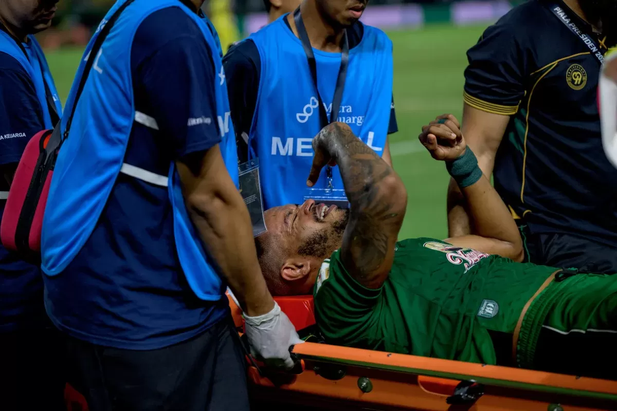 Alex Martins ditandu keluar saat menghadapi Port FC (Foto : Persebaya)