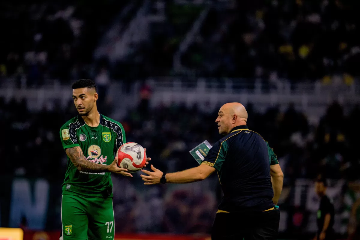 Bernardo Tavares bersama Jefferson Silva saat Persebaya menghadapi Penang FC. (Foto : Persebaya)