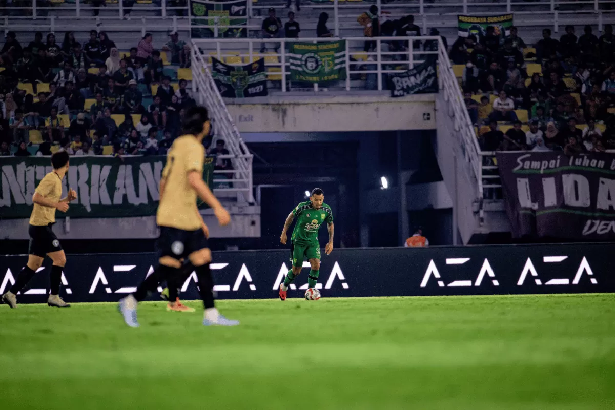 Walber Mota mengawal lini pertahanan Persebaya saat menghadapi Penang FC. (Foto : Persebaya)