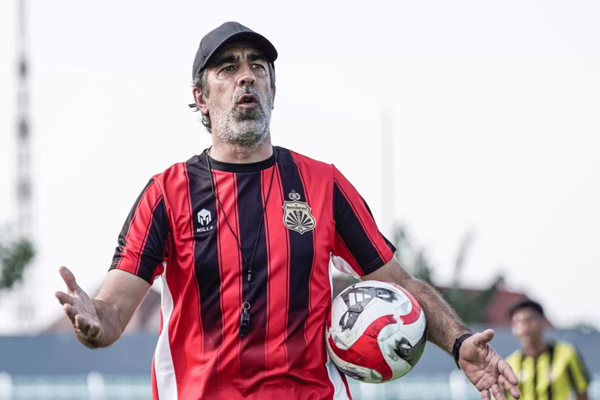 Oscar Bruzon memimpin latihan Bhayangkara Presisi Lampung FC jelang Super League 2026/27. (Foto : Dokumentasi Bhayangkara FC)