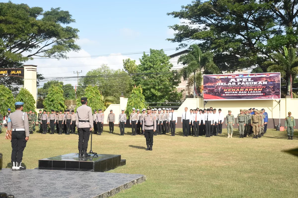 Polres Bulukumba menggelar apel kesiapsiagaan Karhutla bersama TNI dan instansi terkait di Mapolres Bulukumba, Selasa 11 Agustus 2026