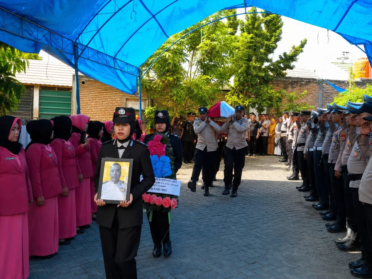 Personel Polres Bulukumba memberikan penghormatan terakhir dalam pemakaman dinas Aiptu Aspar di Pemakaman Boroppaoe, Selasa (11/8/2026). (Humas Polres Bulukumba )