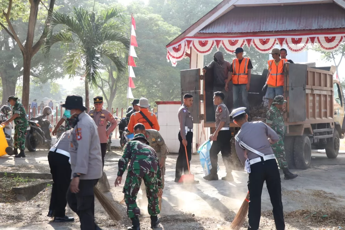 TNI-Polri bersama berbagai elemen masyarakat bergotong royong membersihkan Taman Makam Pahlawan Taccorong, Bulukumba, Rabu (12/8/2026). (Humas Polres Bulukumba )