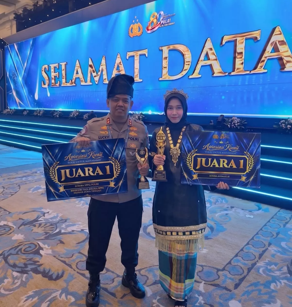 Kapolres Bulukumba AKBP Stephanus Luckyto Andri Wicaksono mengenakan passapu khas Kajang saat menerima penghargaan Juara I SPPG terbaik pada Awarding Day Hari Bhayangkara ke-80 di Jakarta. (Humas Polres Bulukumba )