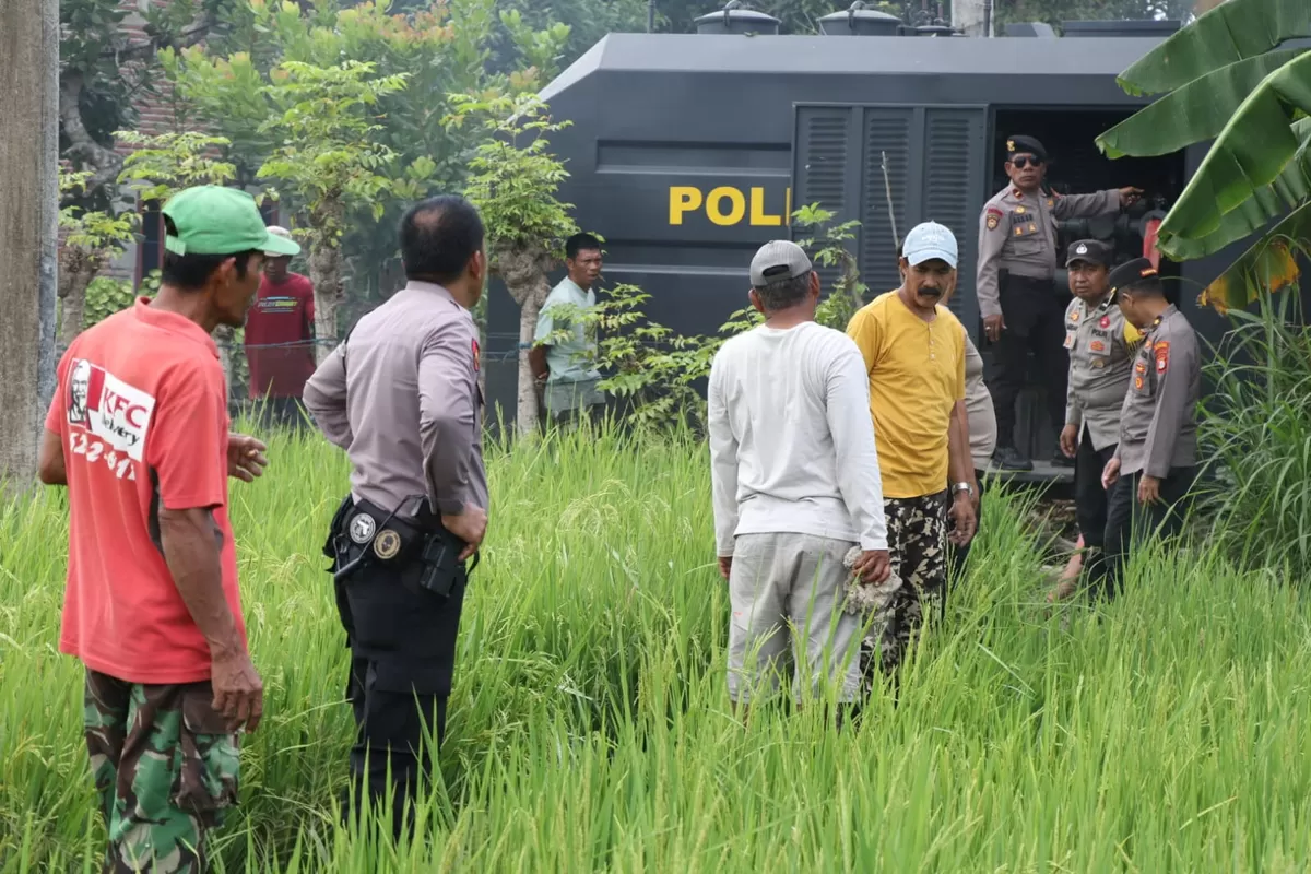 Polres Bulukumba mengerahkan mobil water cannon untuk membantu menyiram lahan persawahan warga yang mengalami kekeringan di Kelurahan Dannuang, Kecamatan Ujung Loe, Bulukumba, Kamis (13/8/2026). (Humas Polres Bulukumba )