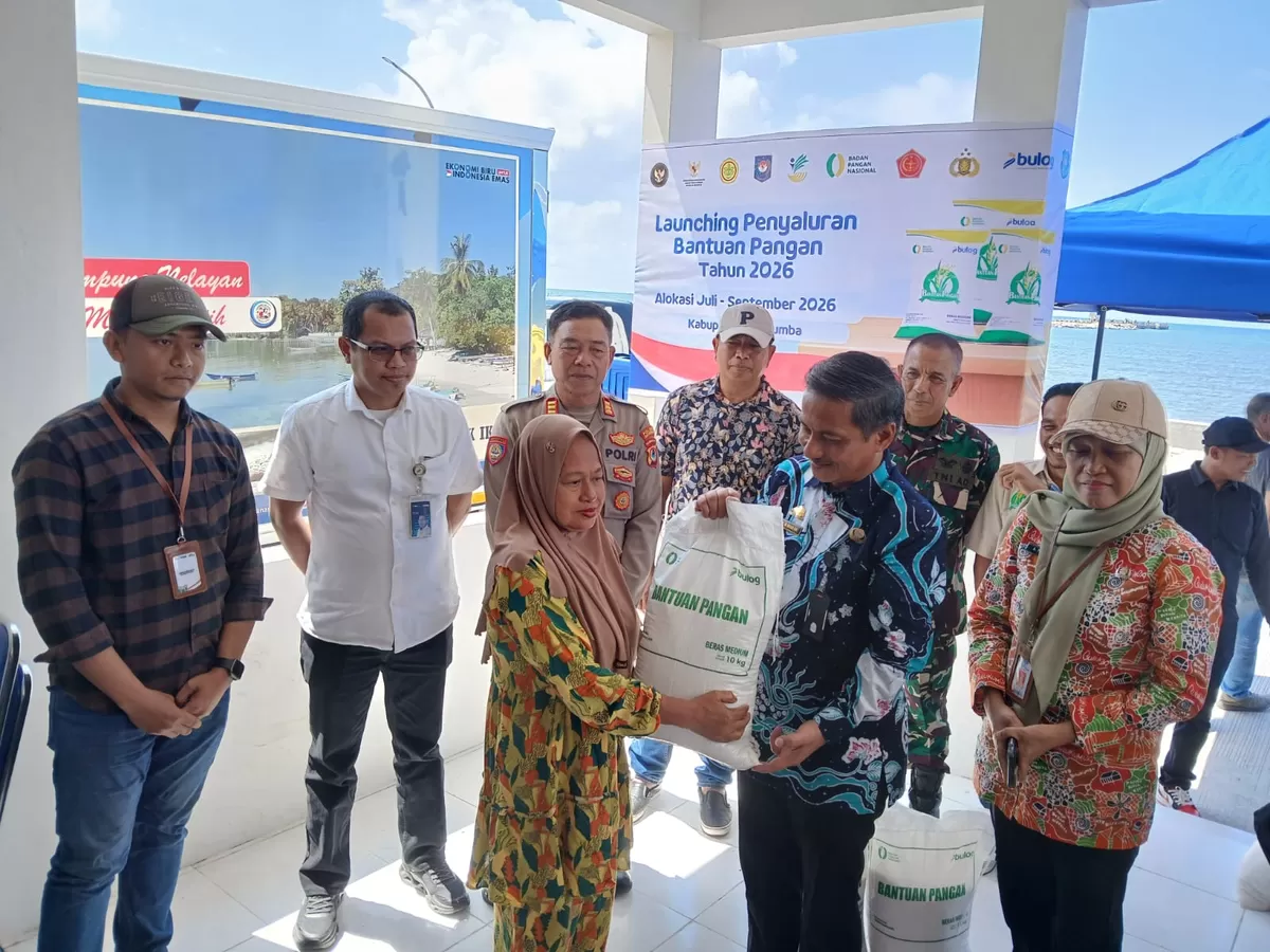 Penyaluran simbolis bantuan pangan beras oleh Bulog Bulukumba di Koperasi Nelayan Merah Putih (KNMP), Pantai Merpati Bulukumba, Kamis (13/8/2026). Sebanyak 1.661 ton beras disalurkan untuk 55.369 pene (1st)
