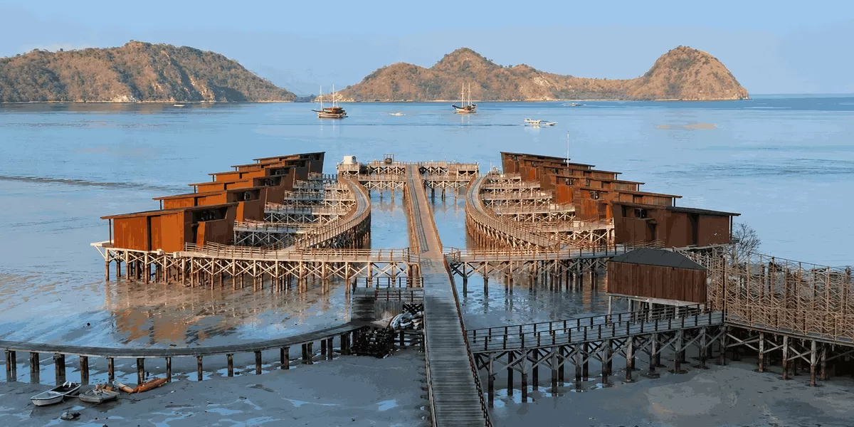 Pengunjung hotel di Labuan Bajo berhamburan mencari tempat aman setelah gempa M 7,7 mengguncang NTT, Sabtu (15/8/2026).  (Threads/maulydiaamrn)