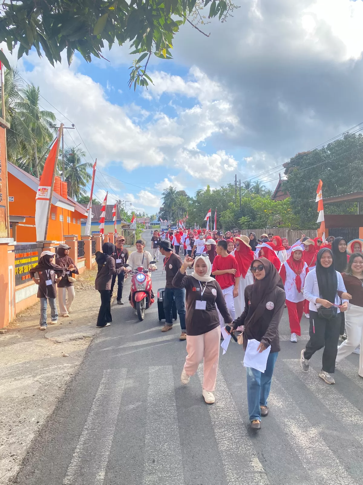Ratusan peserta mengikuti jalan santai dalam rangka Semarak HUT ke-81 Kemerdekaan RI di Desa Bonto Tangnga, Kecamatan Bonto Tiro, Kabupaten Bulukumba. (1st)