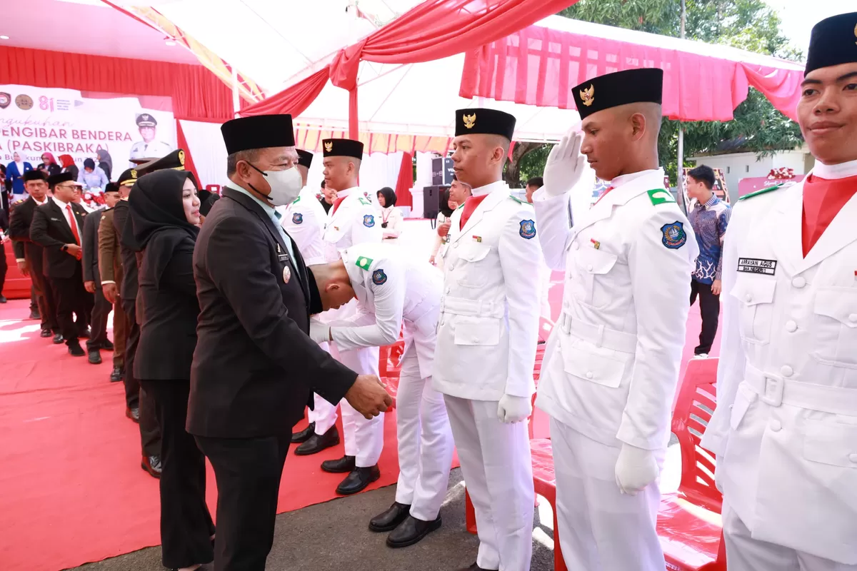Bupati Bulukumba Andi Muchtar Ali Yusuf mengukuhkan 72 anggota Paskibra Kabupaten Bulukumba yang akan bertugas pada upacara HUT ke-81 Kemerdekaan RI, Sabtu (15/8/2026). (Humas Pemkab Bulukumba )