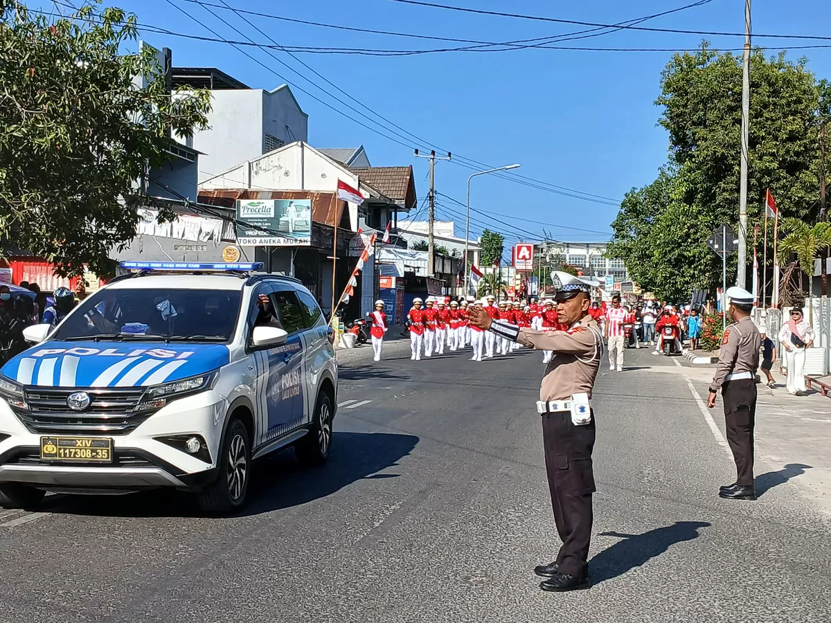 Personel Polres Bulukumba bersama unsur terkait melakukan pengamanan dan pengawalan Gerak Jalan Indah dalam rangka HUT ke-81 Kemerdekaan RI di Kabupaten Bulukumba, Sabtu (15/8/2026). (Humas Polres Bulukumba )