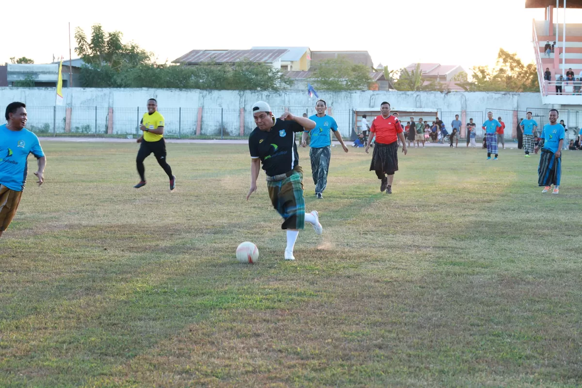 Tim Eksekutif dan Legislatif Bulukumba bertanding sepakbola dengan mengenakan sarung di Stadion Mini Bulukumba, Minggu (16/8/2026), dalam rangka memeriahkan HUT ke-81 Kemerdekaan RI. (1st)