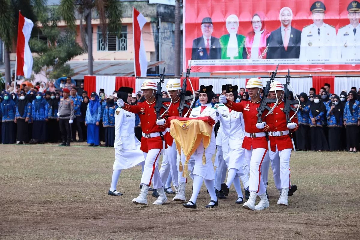 Tujuh petugas utama pengibaran Bendera Merah Putih HUT RI ke-81 Kabupaten Bulukumba dari empat sekolah. (1st)