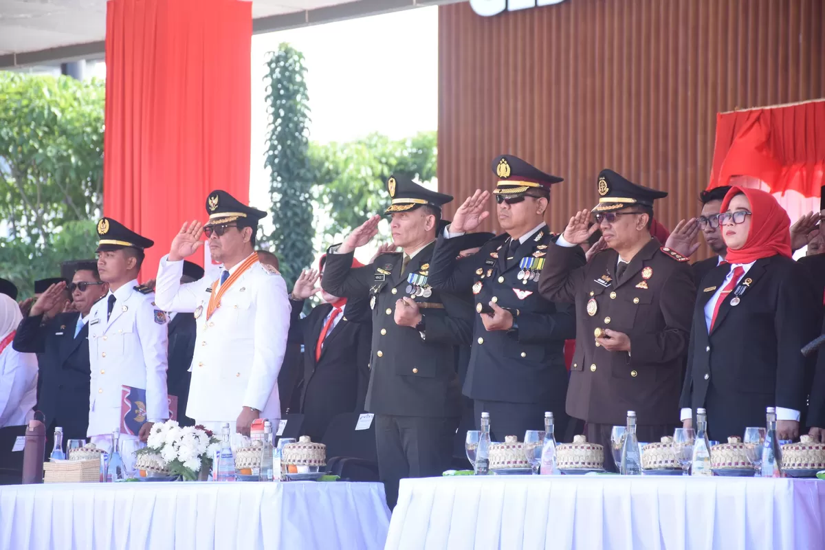 Kapolres Bulukumba AKBP Stephanus Luckyto Andri Wicaksono bersama jajaran PJU Polres Bulukumba mengikuti upacara HUT ke-81 Kemerdekaan RI di Lapangan Pemuda Bulukumba, Senin 17 Agustus 2026. (Humas Polres Bulukumba )