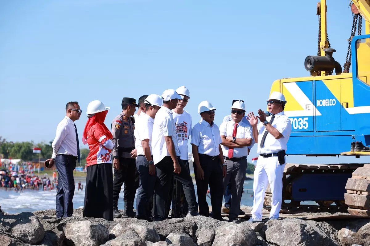 Bupati Bulukumba Andi Muchtar Ali Yusuf bersama Wakil Bupati Andi Edy Manaf dan Sekda Muh Ali Saleng memantau pemasangan perdana tiang pancang Masjid Terapung Pantai Merpati, Senin (17/8/2026). (Humas Pemkab Bulukumba )