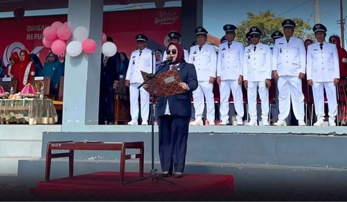 Anggota DPRD Bulukumba Fathinah Qauliyah Mahfud membacakan teks Proklamasi pada upacara HUT ke-81 Kemerdekaan RI di Kecamatan Gantarang. (Facebook/DPRD Kab. Bulukumba )