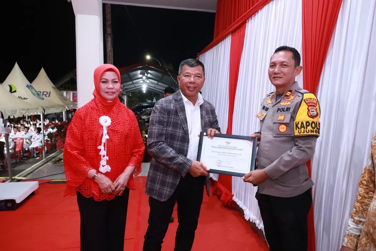 Kapolsek Ujung Bulu IPTU Rudi Adri Purwanto menerima piagam penghargaan dari Bupati Bulukumba H. Andi Muchtar Ali Yusuf atas pengamanan nobar Piala Dunia 2026 (Humas Polres Bulukumba )