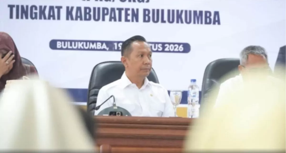 Wakil Ketua DPRD Bulukumba Syahruni Haris menandatangani komitmen bersama peningkatan capaian Cek Kesehatan Gratis (CKG) di Bulukumba. (Facebook/DPRD Kab. Bulukumba)