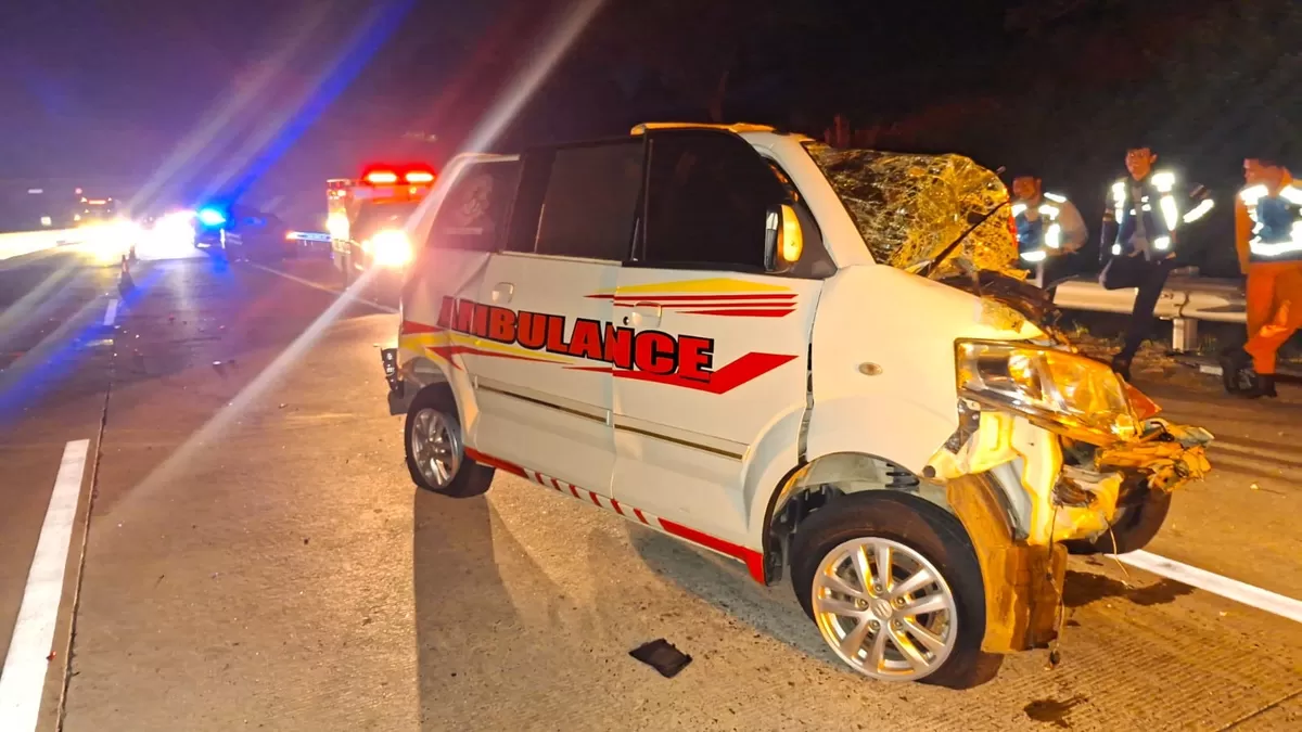 Kecelakaan beruntun melibatkan ambulans, truk Hino, Toyota Innova, dan Toyota Avanza terjadi di Tol Batang-Semarang KM 379+900, Gringsing, Kabupaten Batang, Rabu (19/8/2026) dini hari. (1st)