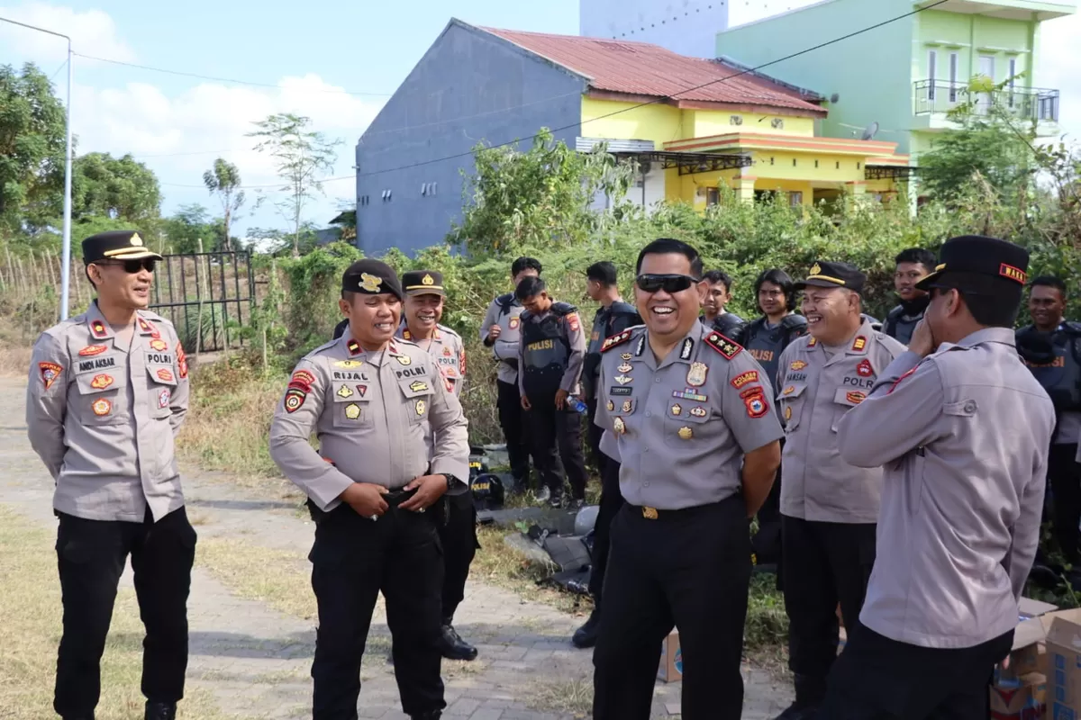 Kapolres Bulukumba AKBP Stephanus Luckyto Andri Wicaksono memantau langsung latihan pengendalian massa (Dalmas) personel Polres Bulukumba, Rabu (19/8/2026). (Humas Polres Bulukumba )