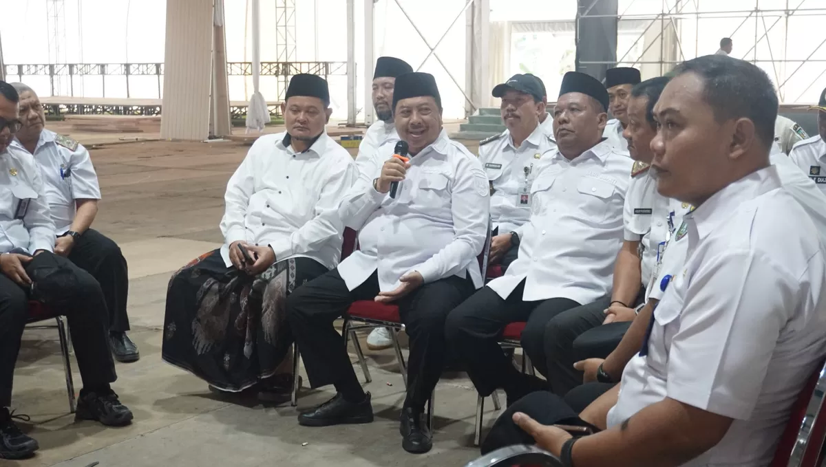 Bupati Jombang Warsubi meninjau persiapan venue pembukaan Muktamar ke-35 NU di Lapangan Untung Suropati, Jombang (1st)