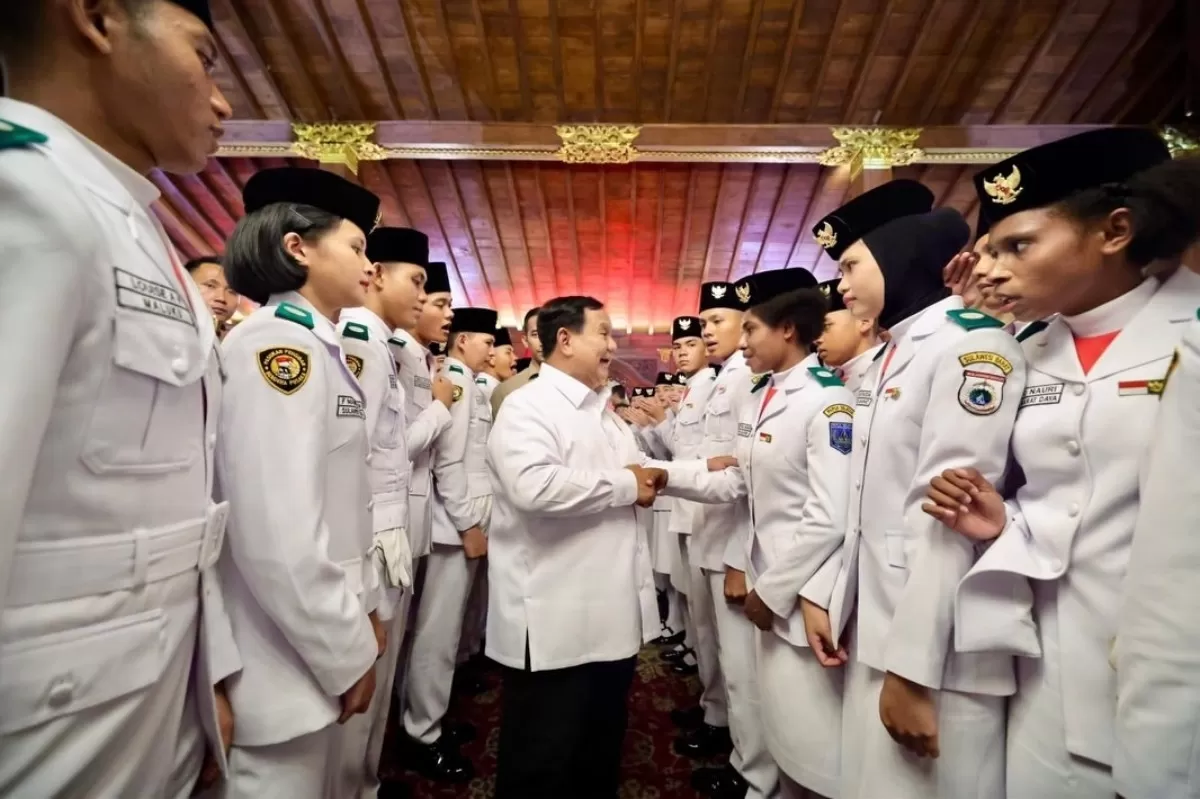 Presiden Prabowo Subianto bertemu dan memberikan apresiasi kepada petugas HUT ke-81 Kemerdekaan RI di Hambalang, Bogor (Bakom RI)