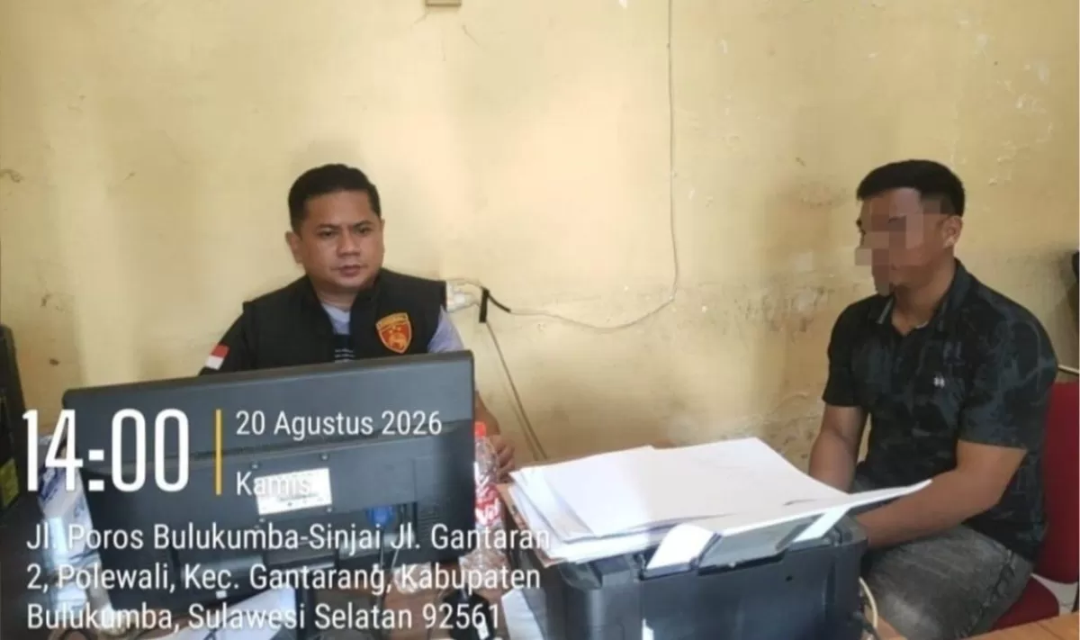 Bripda AS saat diamankan dan menjalani pemeriksaan oleh Propam Polres Bulukumba terkait dugaan percobaan pelecehan seksual (Humas Polres Bulukumba )