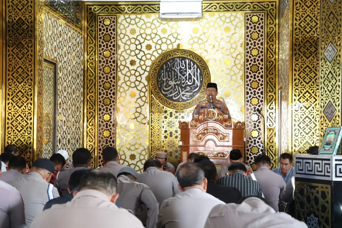 Personel Polres Bulukumba dan Polsek jajaran mengikuti pembinaan rohani dan mental (Binrohtal) melalui pembacaan Surah Yasin dan doa bersama di Masjid Namirah Polres Bulukumba, Kamis (20/8/2026). (Humas Polres Bulukumba )