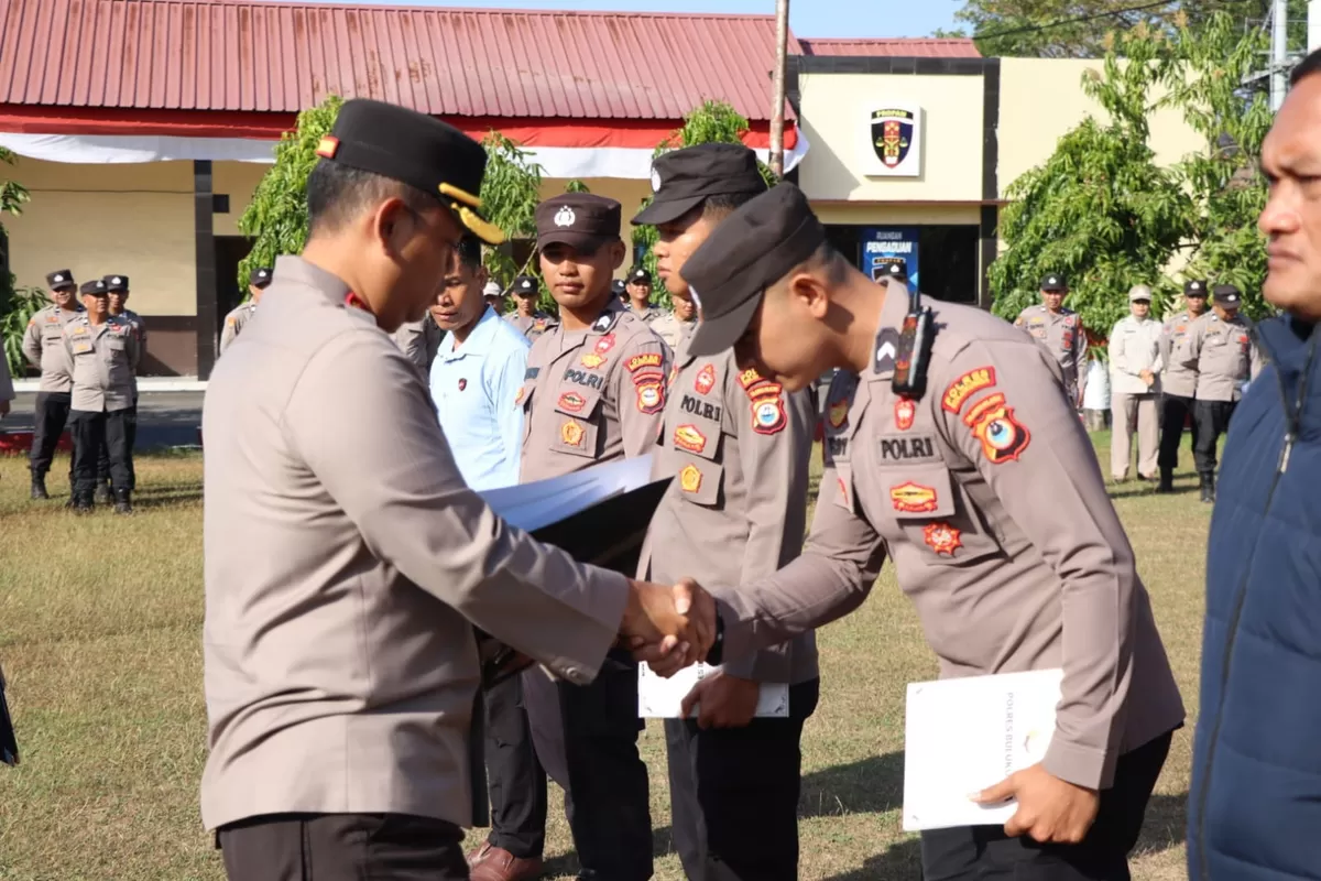 Kapolres Bulukumba AKBP Stephanus Luckyto memberikan apresiasi kepada personel Polres Bulukumba yang bertugas sebagai pelatih, pengawal, dan Komandan Paskibraka HUT ke-81 RI (Humas Polres Bulukumba )