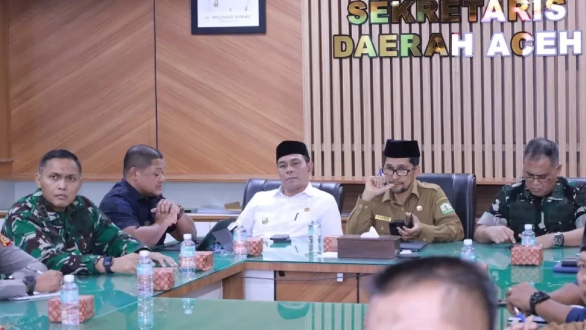 Bupati Aceh Besar H. Muharram Idris (Syech Muharram) mengikuti Rapat Persiapan Hari Damai Aceh ke-21 di Ruang Rapat Setda Aceh, Senin (10/8/2026).