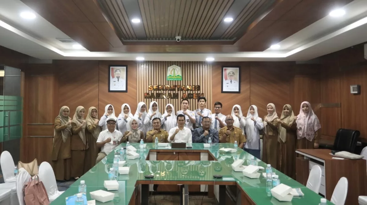 Sekda Aceh, M Nasir Syamaun, menerima kedatangan 10 siswa SMA 2 Banda Aceh pemenang Lomba Cerdas-Cermat Empat Pilar MPR-RI 2026 tingkat Provinsi Aceh di ruang rapat Setda Aceh, Banda Aceh.