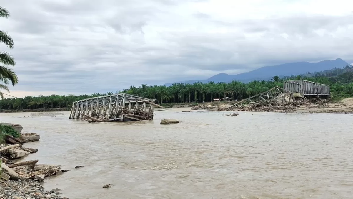Dampak bencana pada Jembatan Rangka Baja Gunong Kong di Gampong Alue Wakie, Kecamatan Darul Makmur, Kabupaten Nagan Raya, Aceh.