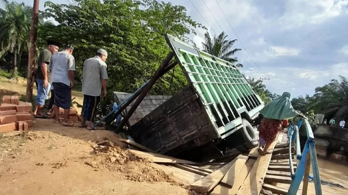kerusakan diduga terjadi setelah sebuah truk bermuatan batu bata melintasi jembatan darurat yang sebelumnya dibangun secara swadaya oleh masyarakat.