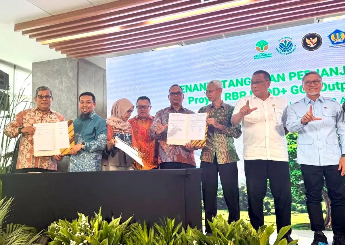 Asisten Perekonomian dan Pembangunan Sekda Aceh, Ir. T. Robby Irza, S.SiT, MT, mewakili Gubernur Aceh bersama Staf Khusus Gubernur Aceh menghadiri Penandatanganan Perjanjian Penyaluran Dana Proyek RBP