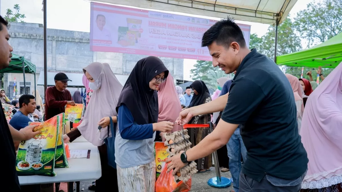 Masyarakat antre saat berbelanja kebutuhan pokok pada Gerakan Pangan Murah (GPM) di Blang Bintang, Aceh Besar, Kamis (13/8/2026).