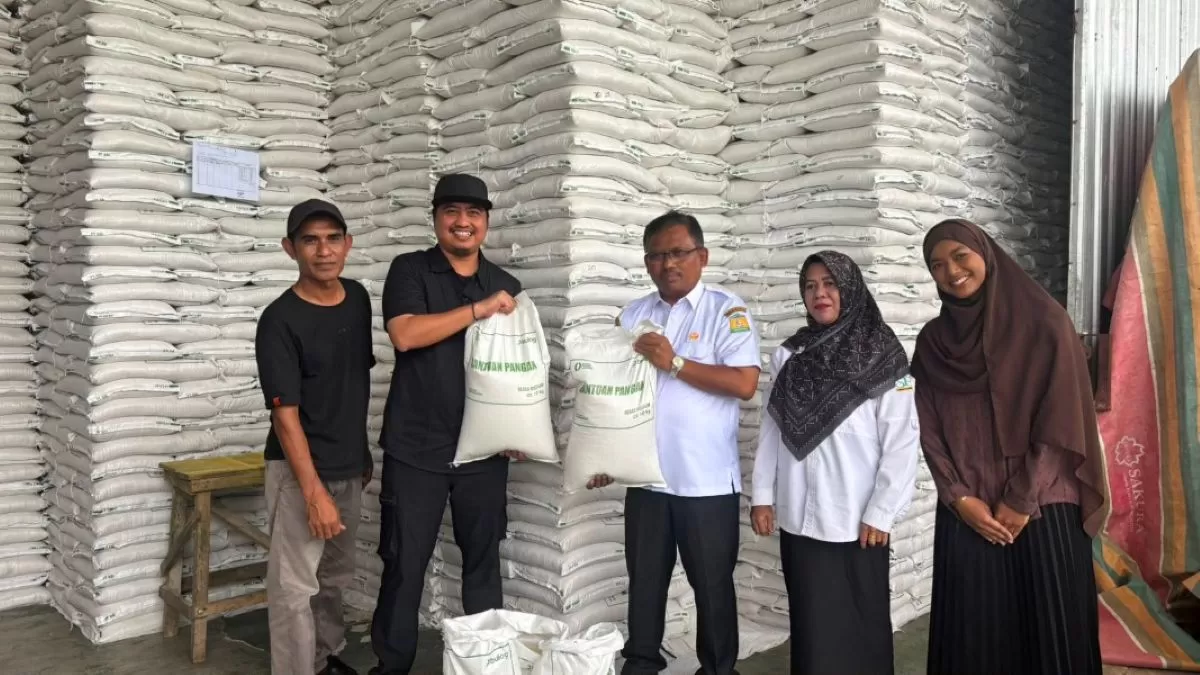 Kepala Dinas Pangan Aceh Besar, Spi, MM bersama Perwakilan Kanwil Bulog Aceh, Muhammad Luthfi meninjau stok beras bantuan pangan di Gudang Mitra Pengelolaan BULOG, Gampong Mesjid, 