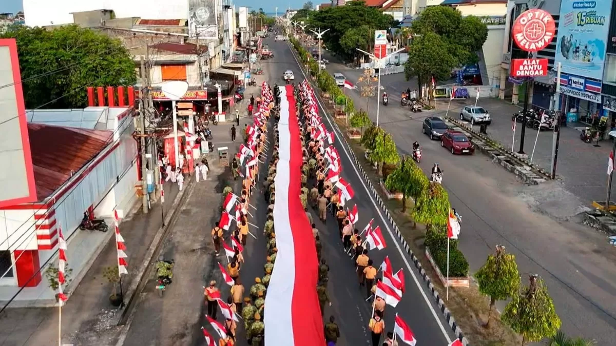 Arak-arakan kolosal yang menembus batas dan menyatukan jiwa Nusantara ini memukau masyarakat menyaksikan sambil mengabadikan momen bersejarah sepanjang rute jalan protokol. 