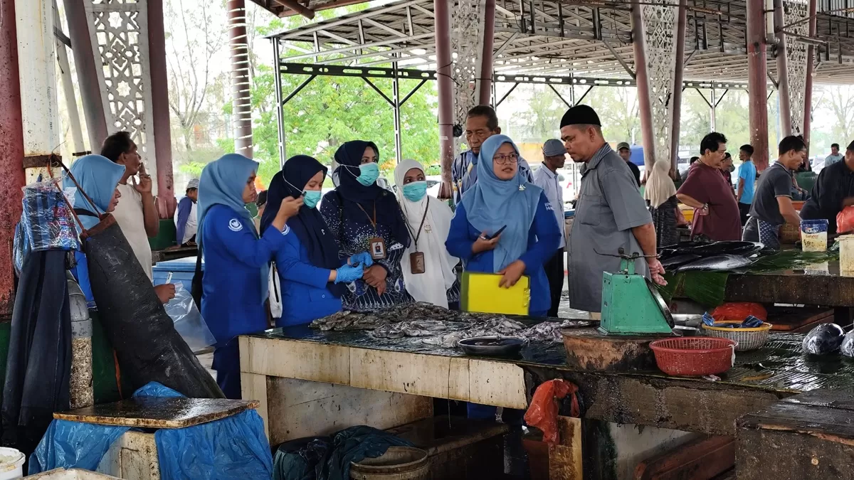 Tim melakukan pemeriksaan langsung terhadap pangan segar hasil kelautan dan perikanan yang diperjualbelikan di pasar.